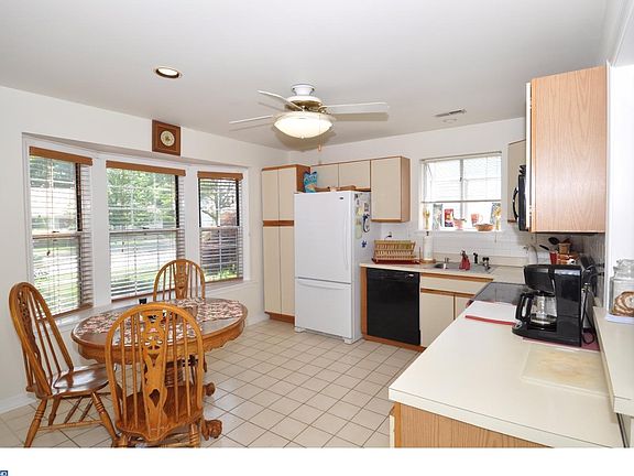 2nd image of 28 Chestnut Hill Ln