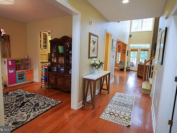 5th image of 1008 N Schumaker Dr