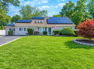 17 Fenwick Avenue, Farmingville, NY 11738