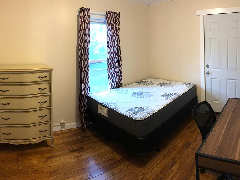 19 Duane Ave — Photo 13