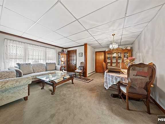 5th image of 94 Maple St
