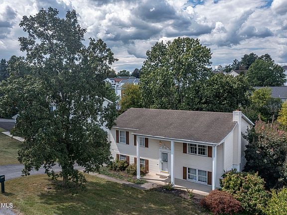 2nd image of 808 Peachdale Ln