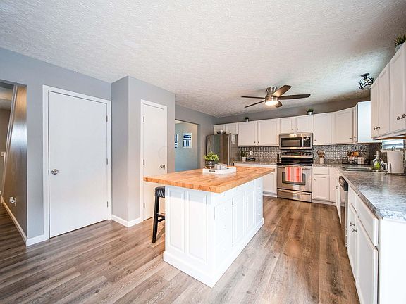 4th image of 1104 Wesley Dr