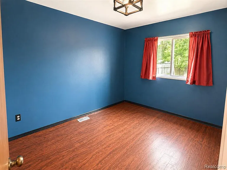 23400 Reynolds Ave — Photo 11