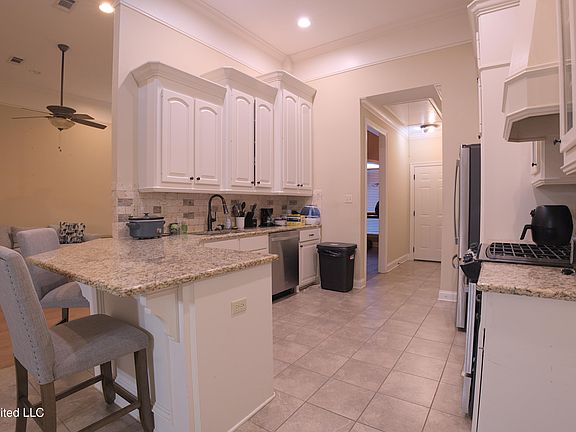 2nd image of 206 Willow Crest Cv