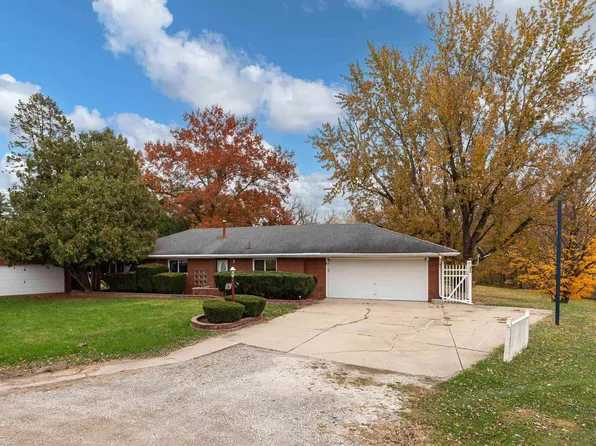 4 Maple Ct, Colona, IL 61241