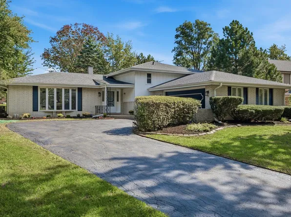 8009 Winter Cir, Downers Grove, IL 60516