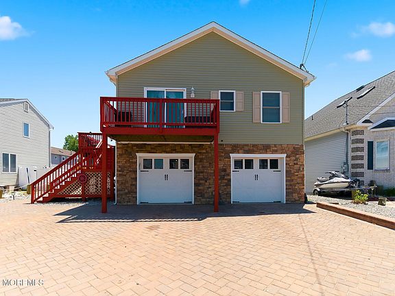 3rd image of 334 E Bayview Avenue