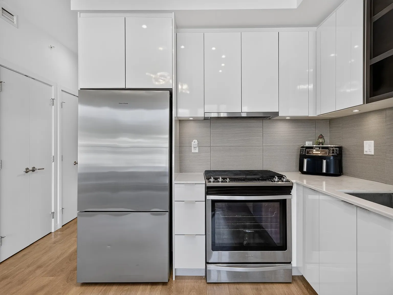 2 bed, 736 sqft, $3,000 — Photo 4