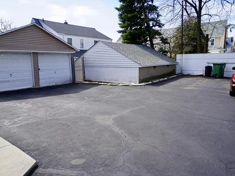 609 Adams St — Photo 14