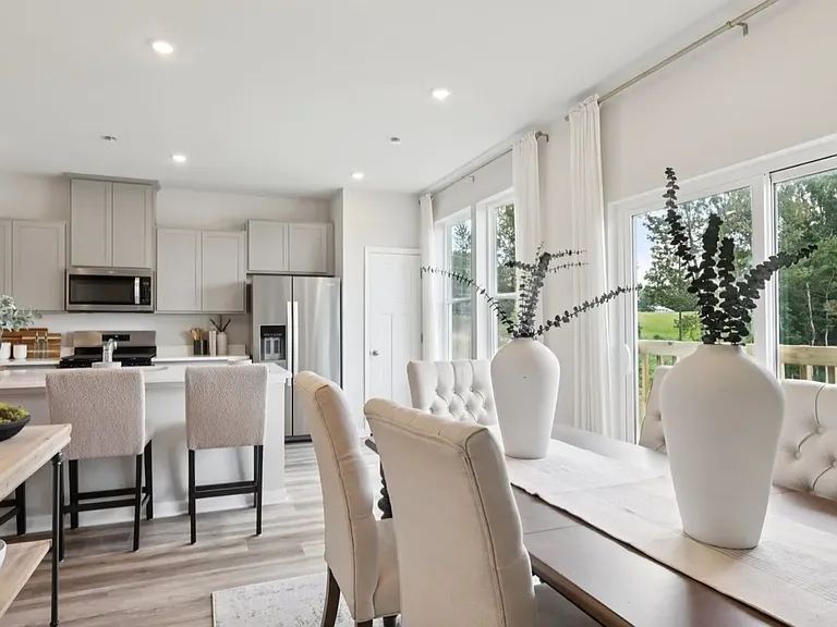 749 Hardman Dr — Photo 2