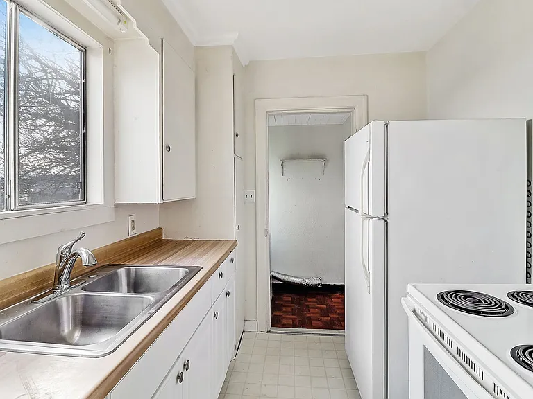 635 SE Fidalgo Ave — Photo 3