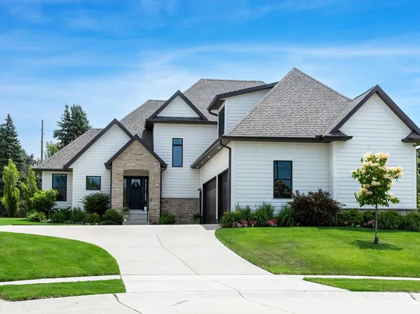 6925 Grover Sta, Bettendorf, IA 52722