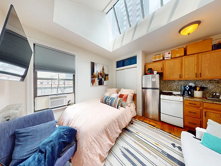 245 W 51st St #1001 — Photo 3