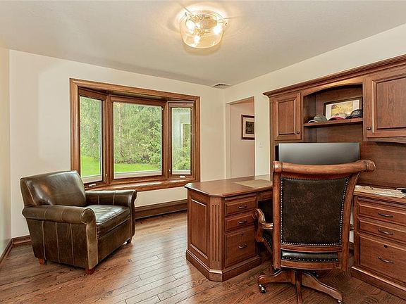 5th image of 9734 Sylvanhurst Ln