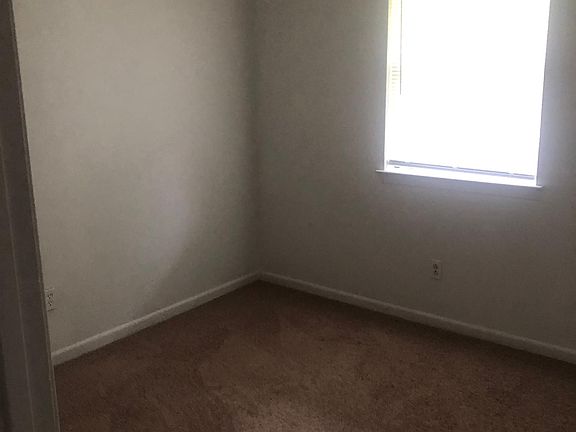 5th image of 370 N Oak Ct
