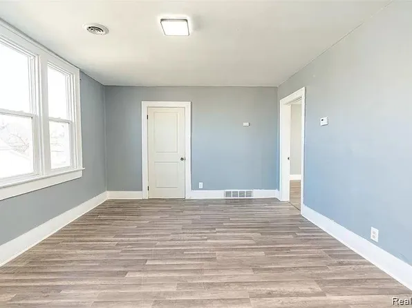 2346 Carpenter St, Hamtramck, MI 48212