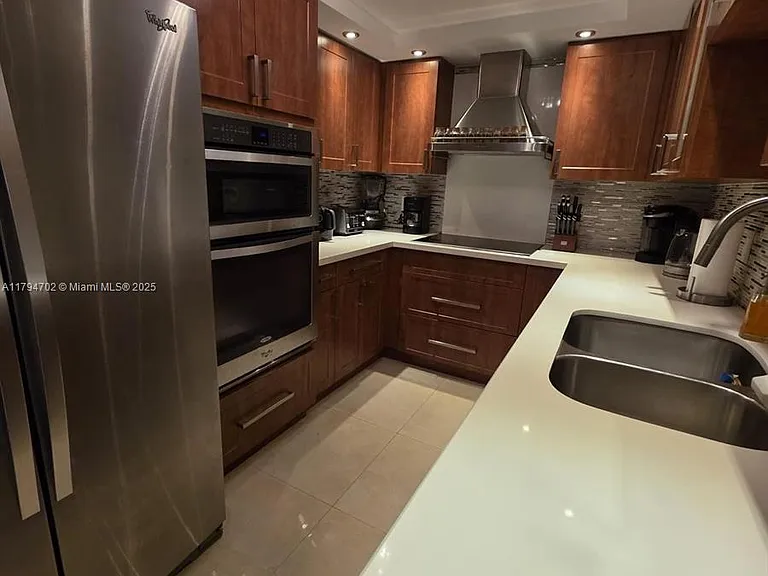 9225 Collins Ave #1409 — Photo 11