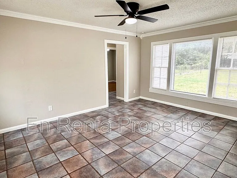 601 W Beach St — Photo 3