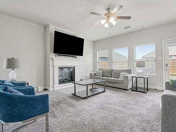 3rd image of 686 Navasota Dr
