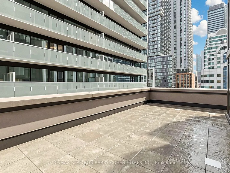 400 King St W #823 — Photo 44