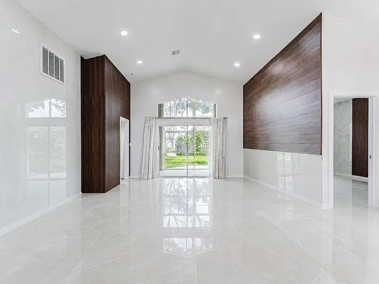 7512 Eagle Point Dr — Photo 2