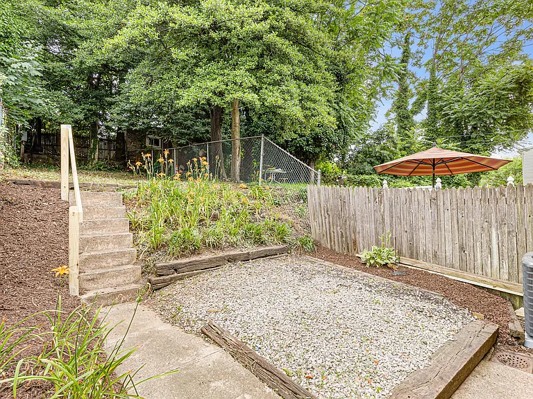 1519 W 6th St — Photo 15