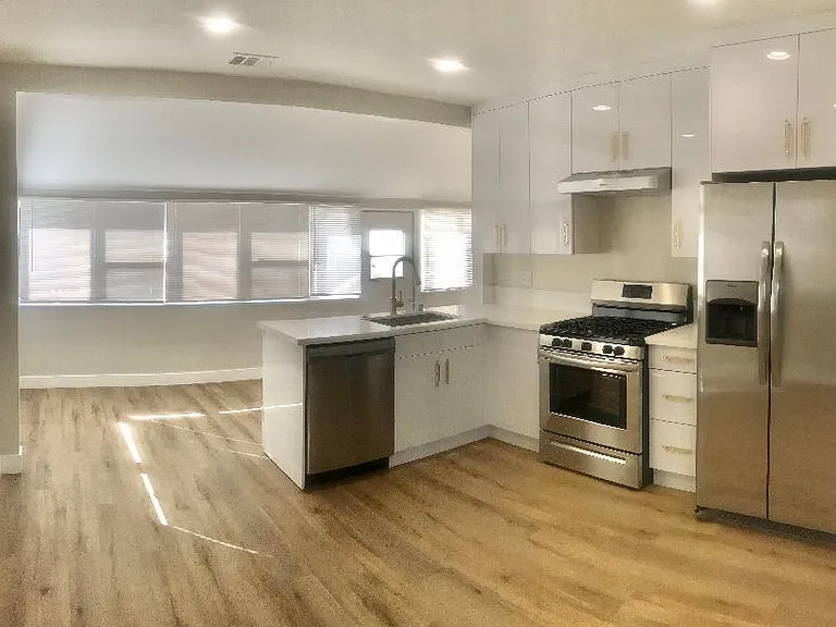 6433 Gentry Ave — Photo 11
