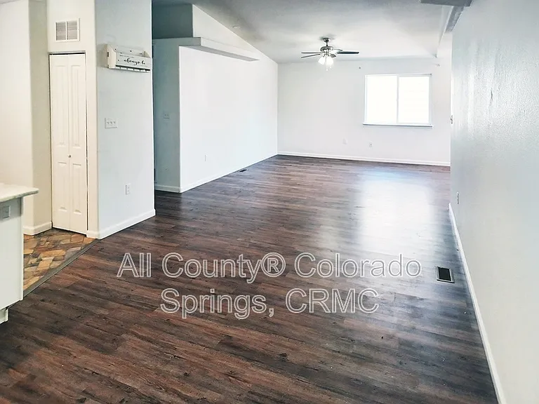 53 Royal Crest Dr — Photo 7
