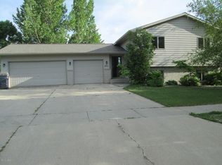 2812 Herzog Dr NW, Watertown, SD 57201