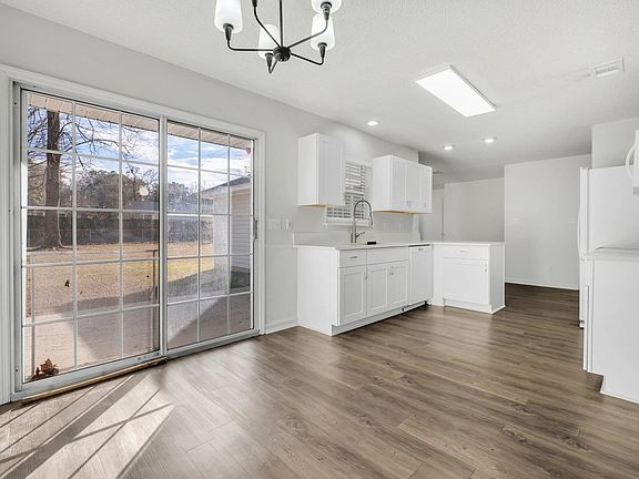 4th image of 901 Barrie Ave