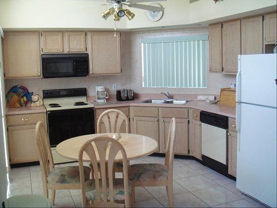 WIL4PK23-kitchen-and-breakfast-nook