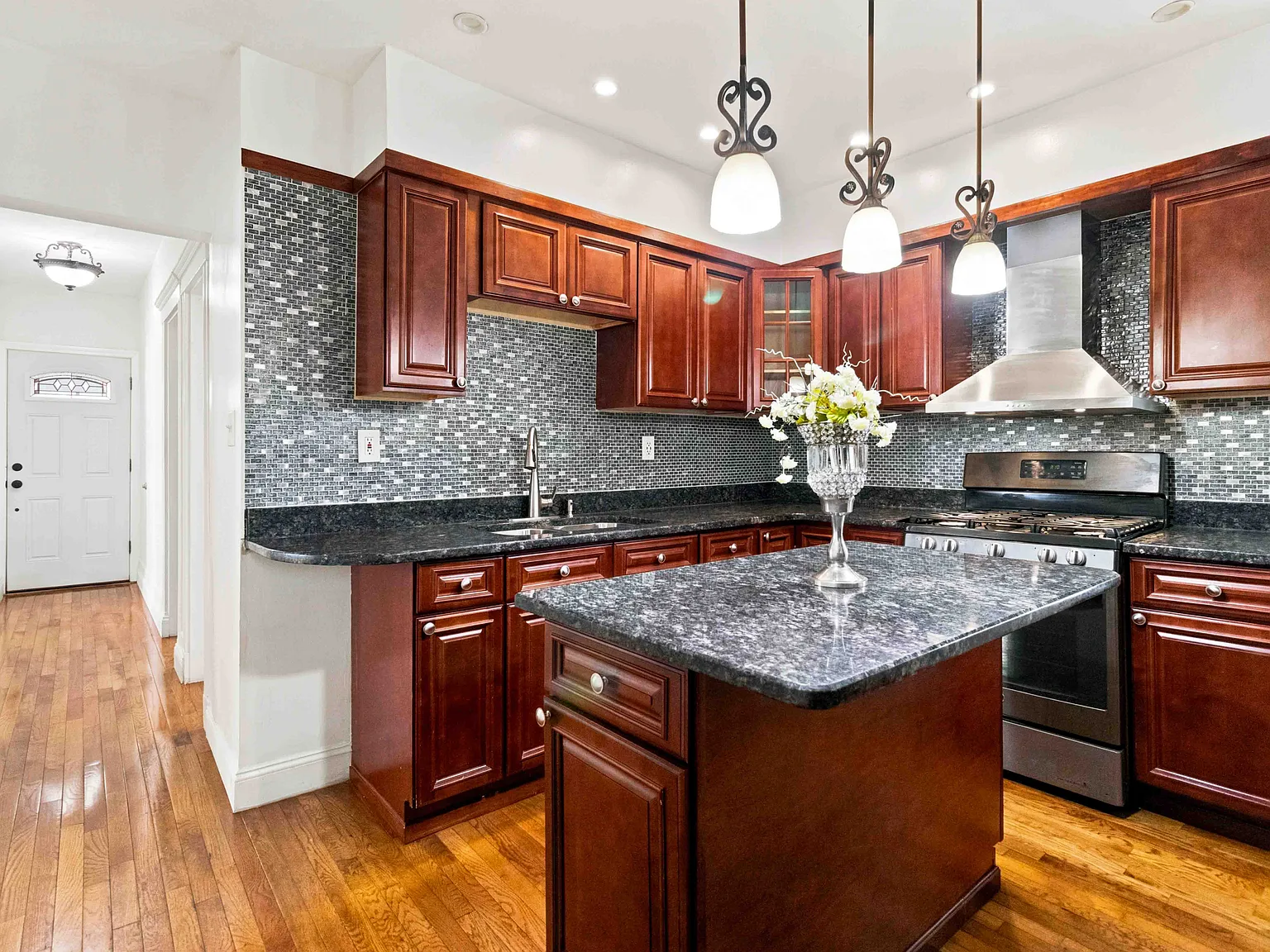 3 bed, 1195 sqft, $3,200 — Photo 4