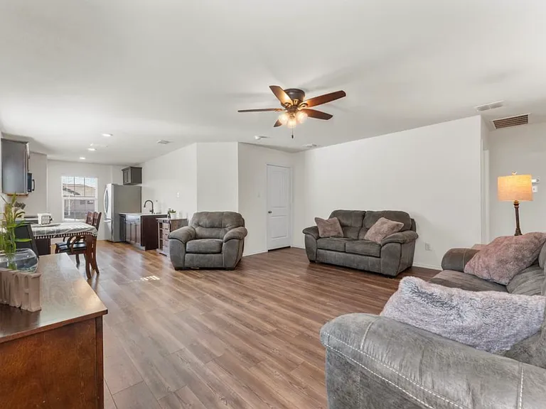 718 Trestle Dr — Photo 4