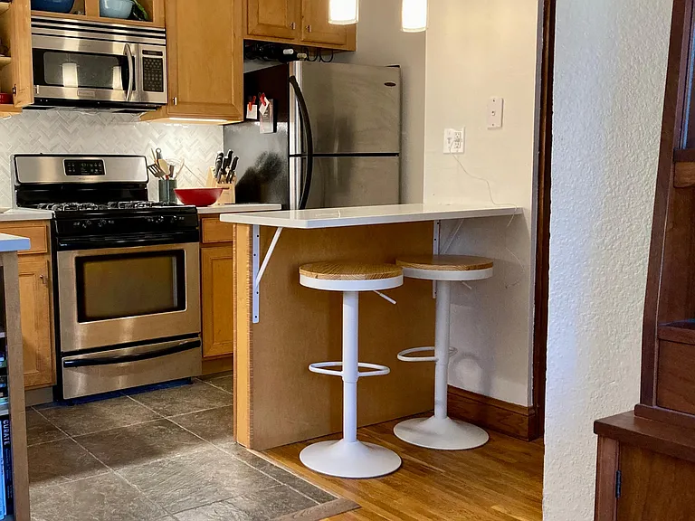 KItchen and breakfast bar
