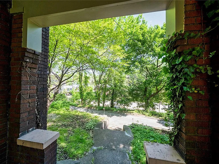 565 Ardmore Blvd — Photo 3
