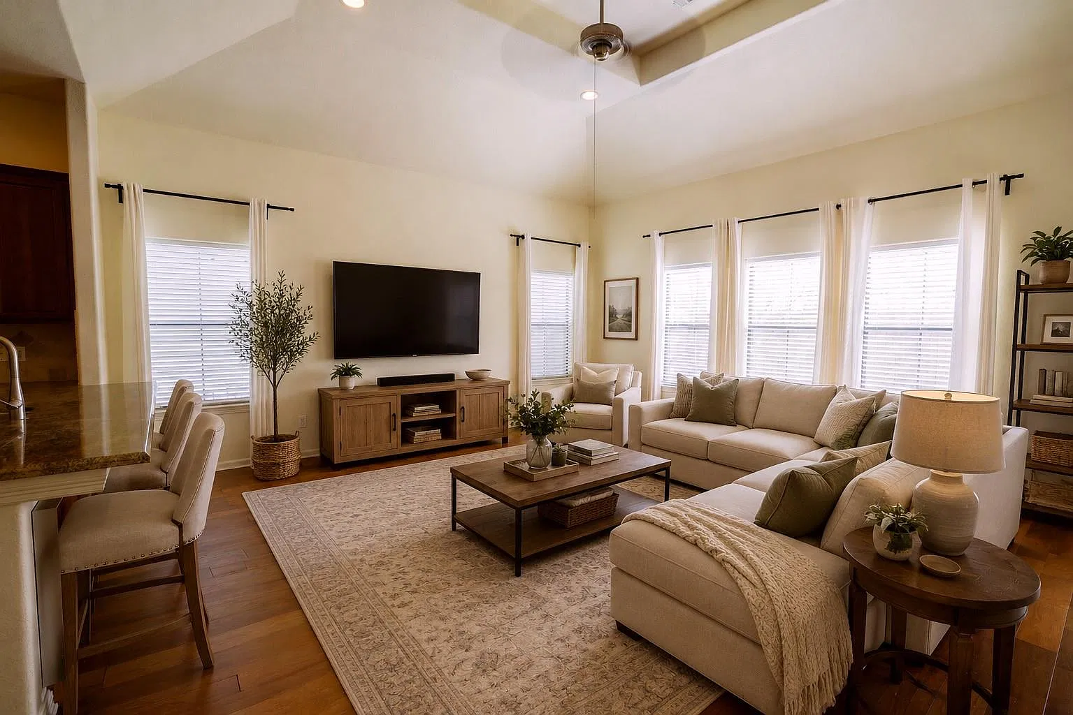 5 bed, 3.0 bath, 2298 sqft, $2,400 — Photo 2