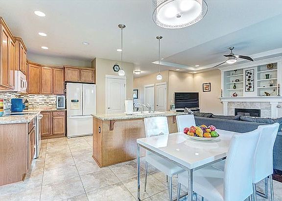 Dining/kitchen