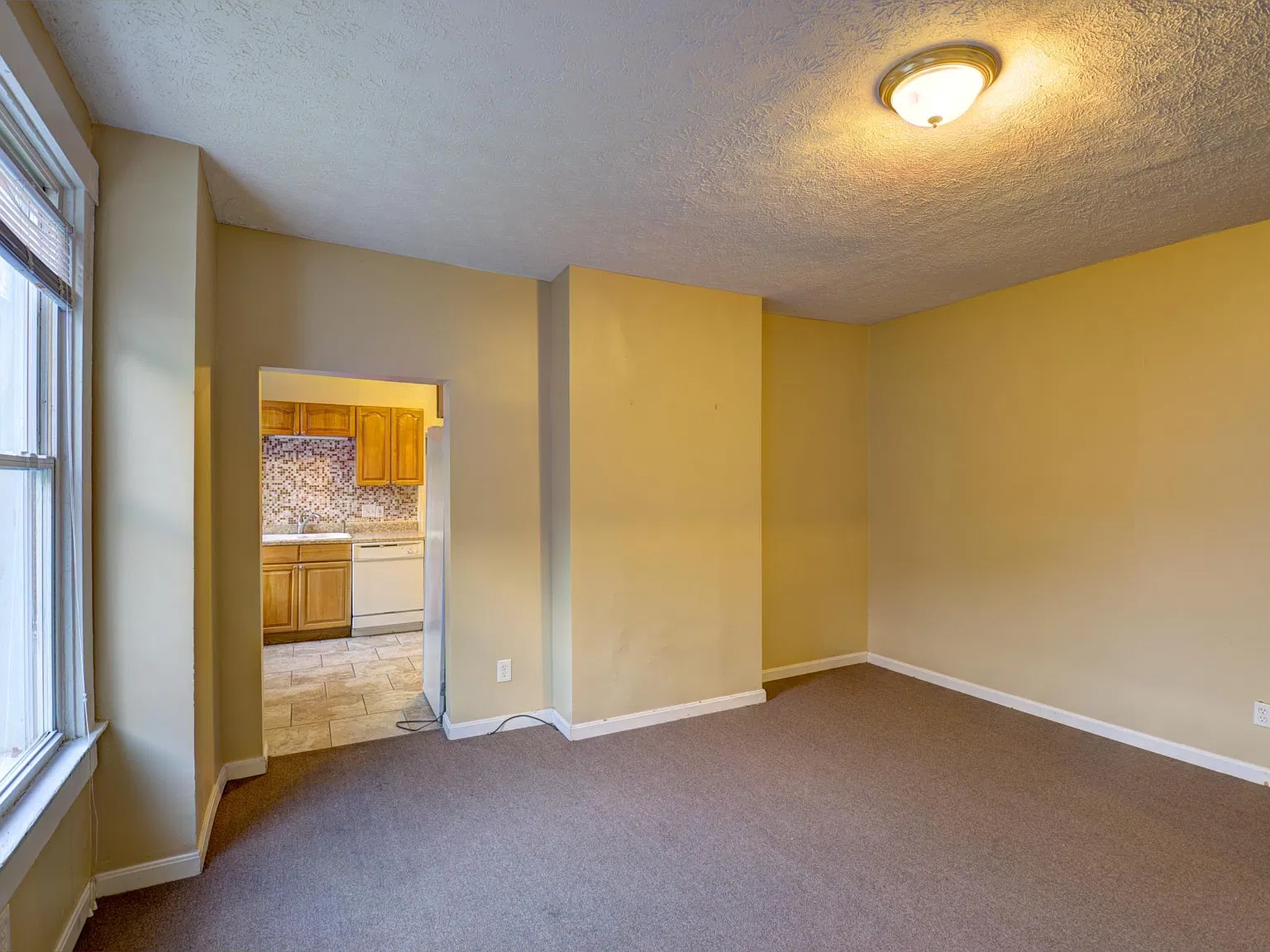 5 bed, 2000 sqft, $2,800 — Photo 4