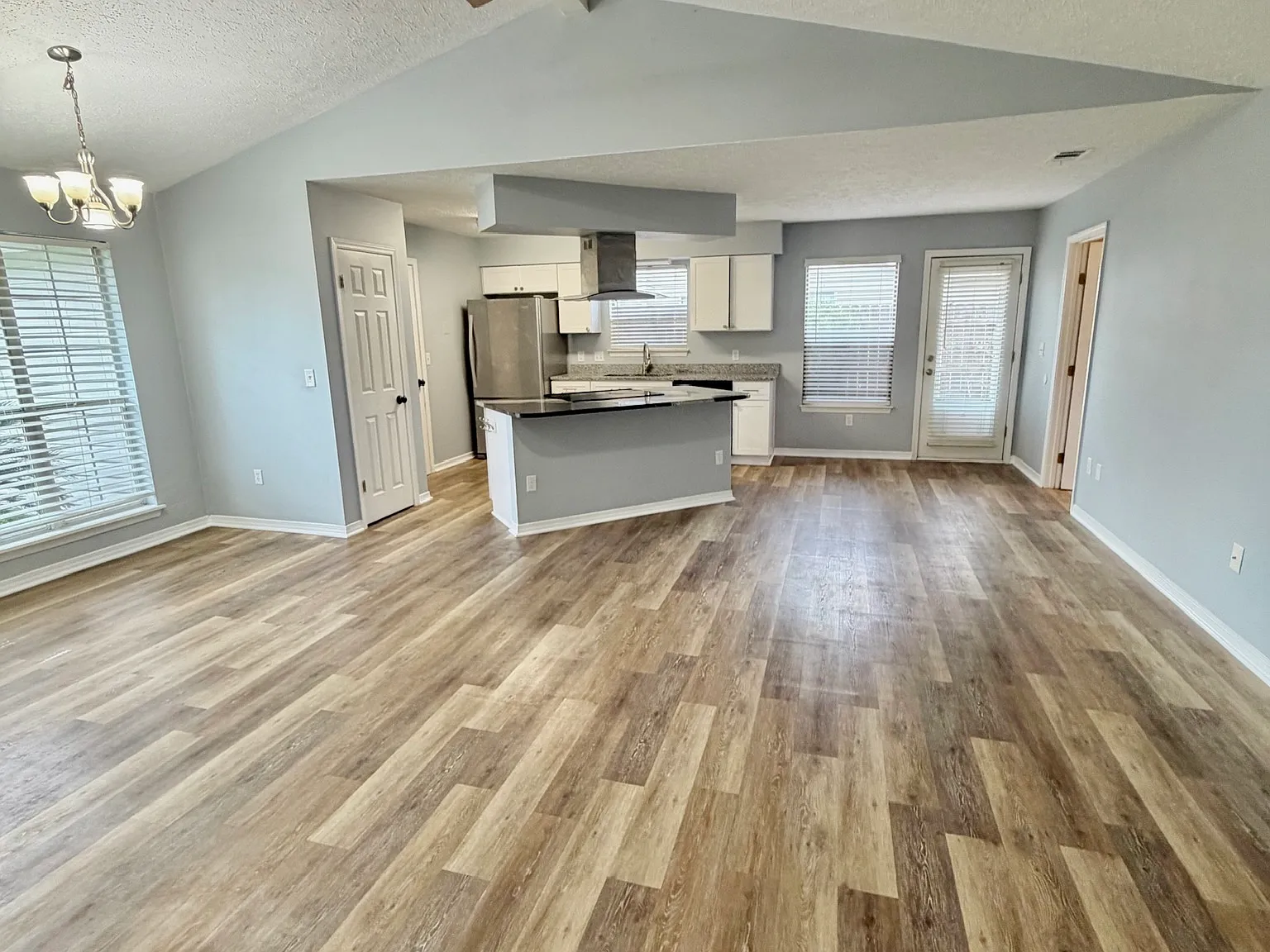 3 bed, 1166 sqft, $2,200 — Photo 2