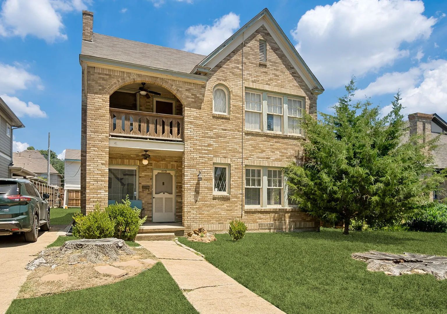 Super Charming Vintage Duplex, 1st Floor Duplex - 2 Bedrooms, 1 Bath, Full-Size Utility Area, 18 ... — Photo 1