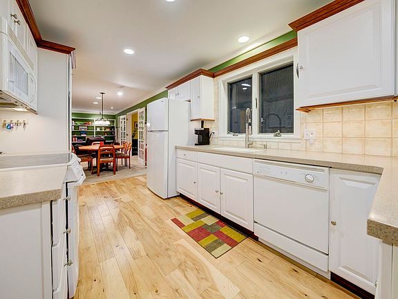 4th image of 3900 N Trillium Dr