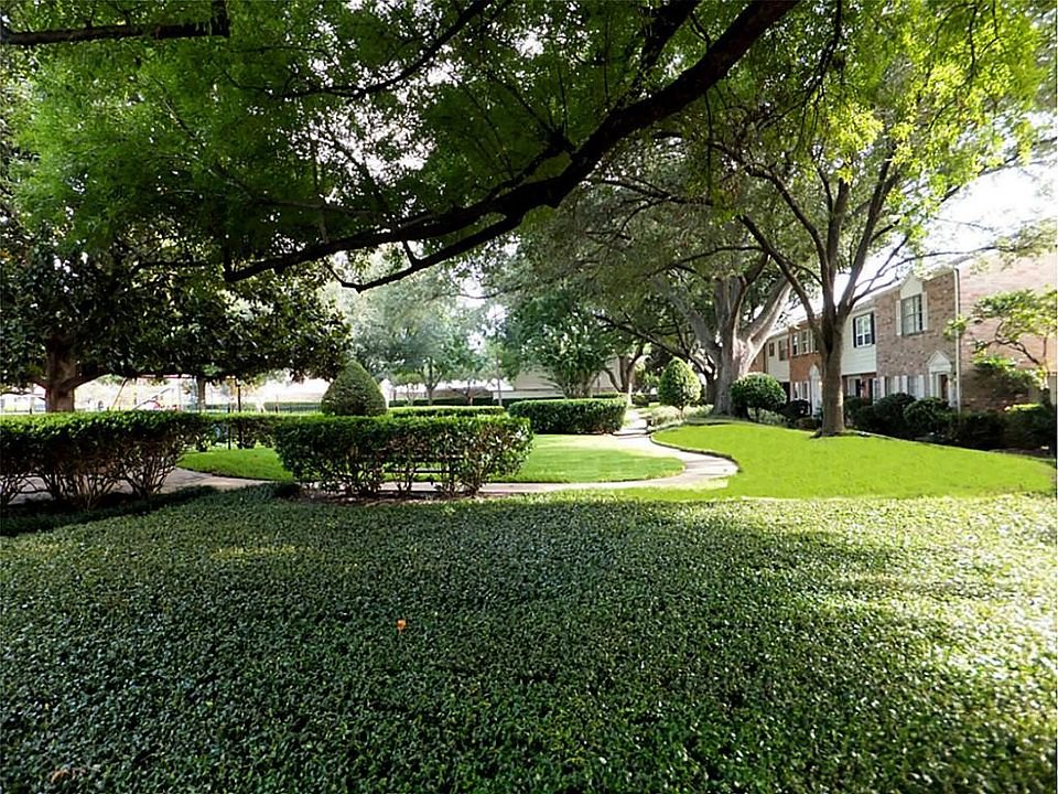 : Briarwest is a beautifully landscaped townhome neighborhood. Homeowners enjoy its lovely park wher