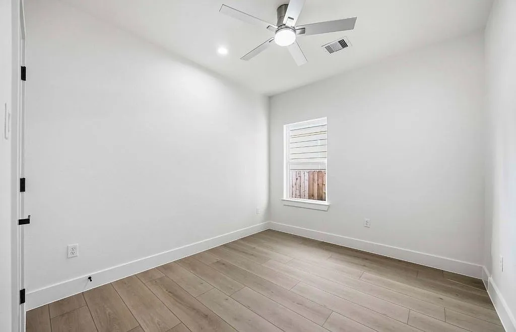3 bed, 2.5 bath, $800 — Photo 1