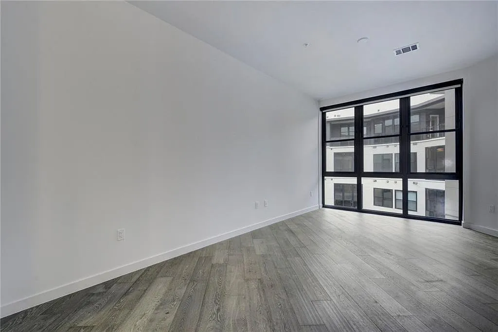 1 bed, 1.0 bath, 755 sqft, $2,450 — Photo 2
