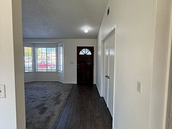 3rd image of 912 Colebrook Dr