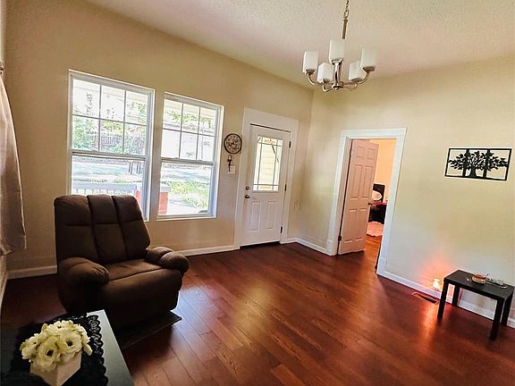 4th image of 315 W D St
