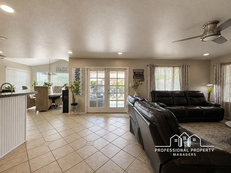 3522 W 12th Ln — Photo 8