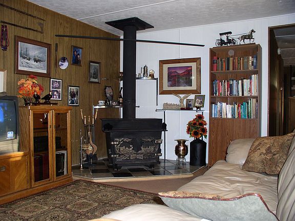 Well kept 12 x 60 STOVE DOES NOT STAY