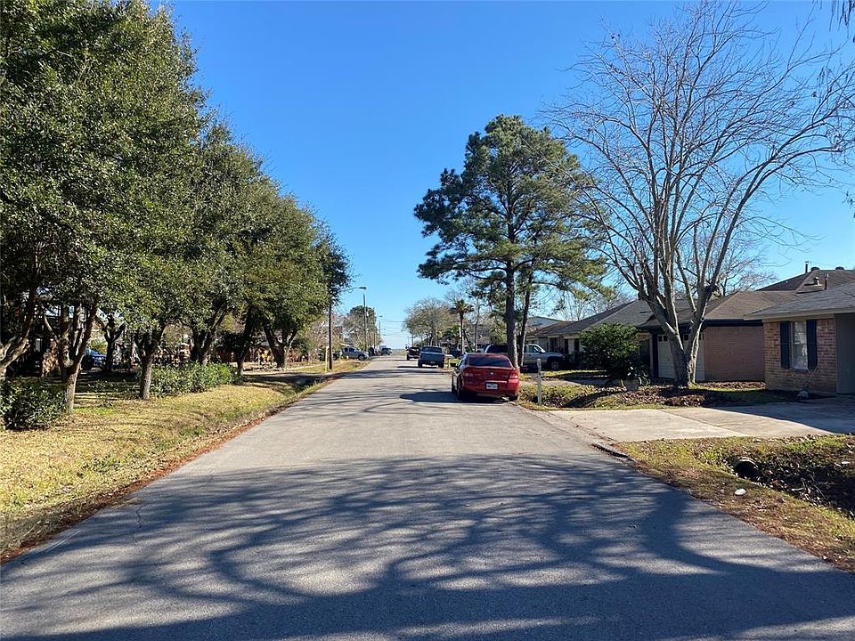 1st image of 902 Seabreeze St